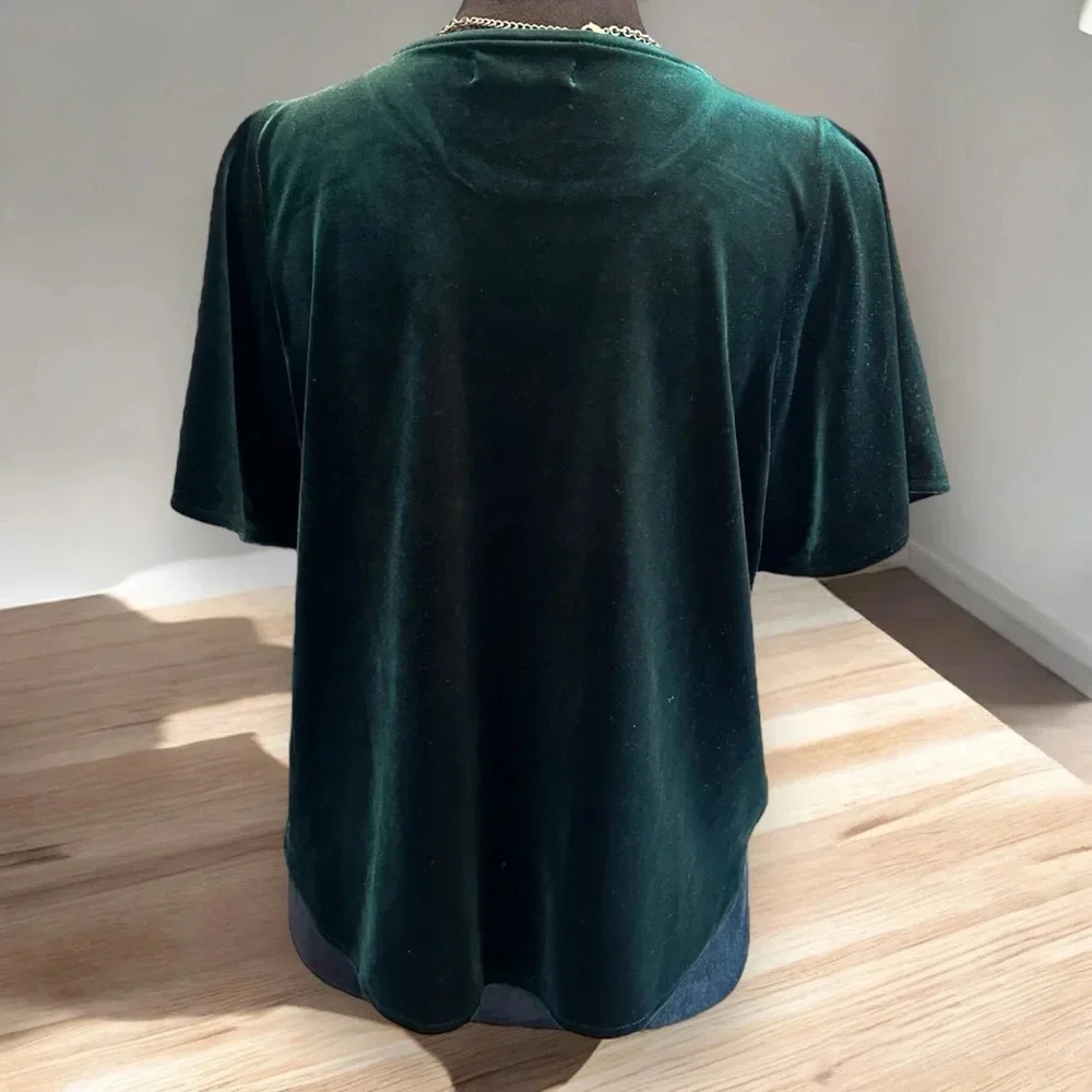 Madewell Velvet Butterfly Top dark green size medium curved hem‎